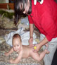 even insmeren tegen de baby-eczeem